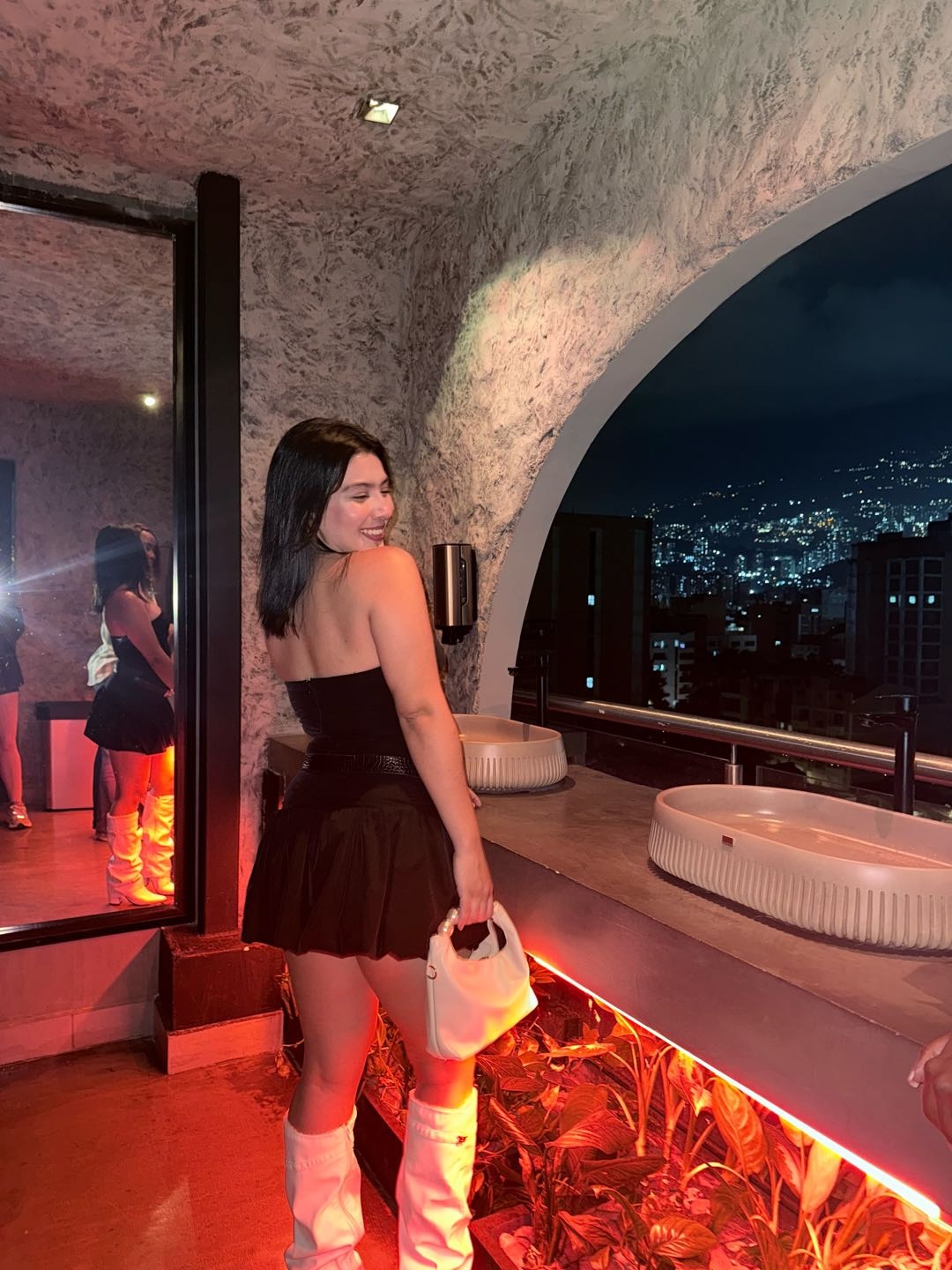 Samanta from Colombia — live on cam right now